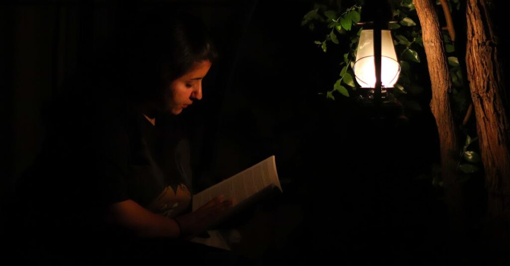 夜の窓辺に並ぶ三つのランタン。それぞれ少しだけ違う温かな光を放っている。静かで、受け入れるような美しさ。