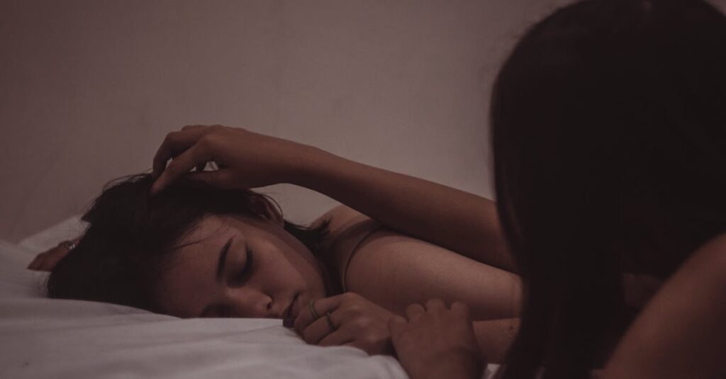 静かな表情で寄り添うアニメキャラの優しさを描いた場面