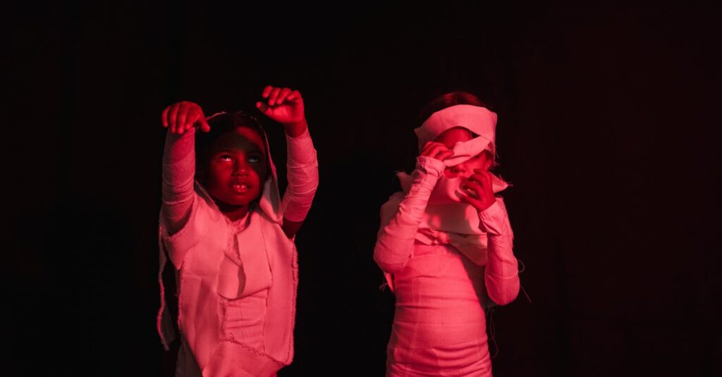 契約で母となる女性と双子の心のつながりを描いた感動的なファンタジー漫画の一場面