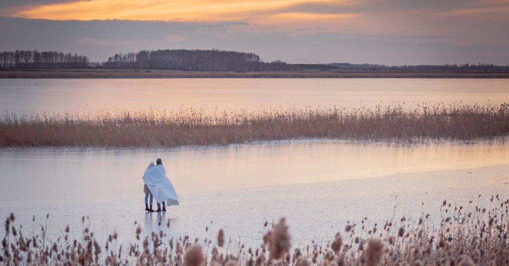 静かな変化を受け入れながら歩き出す女性の後ろ姿と柔らかな空の色