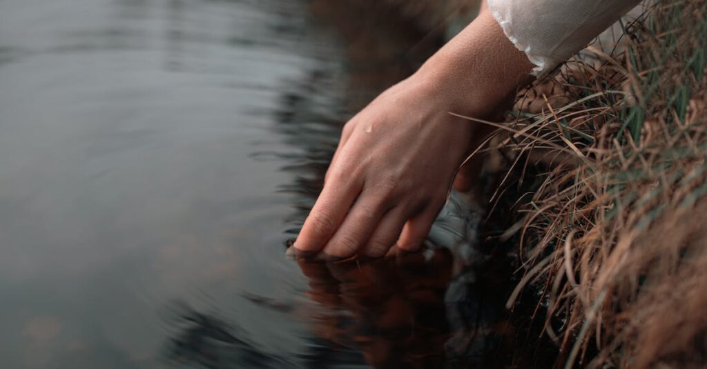 『薫る花は凛と咲く』の登場人物たちが静かに心を通わせるご縁のシーン