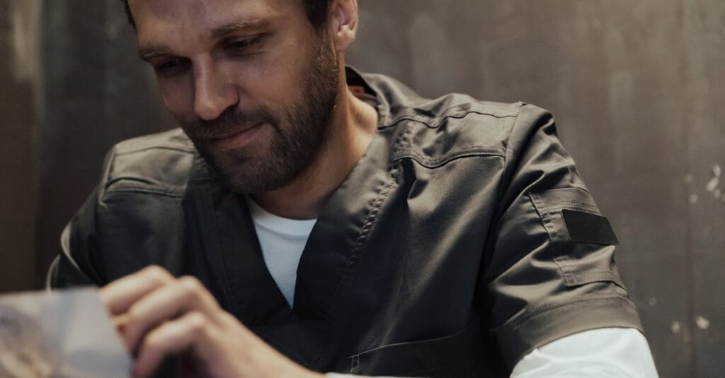 ライトノベルのキャラクターが独りで自分の気持ちと向き合いながら、静かな場所で物思いにふけるシーン。