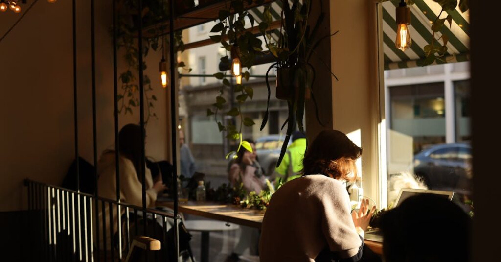 穏やかな空気に包まれたアニメの喫茶店で、登場人物がゆっくりと過ごす癒しのシーン。