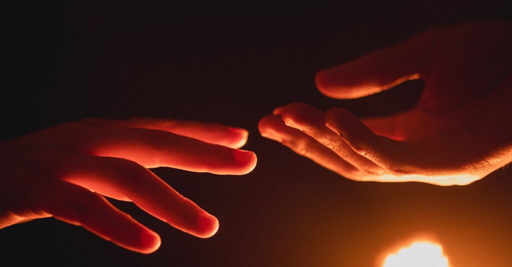 柔らかなドレスをまとった温かみのある人物が、誰かにそっと手を差し伸べている。共感と癒しの光が漂う夕暮れのシーン。