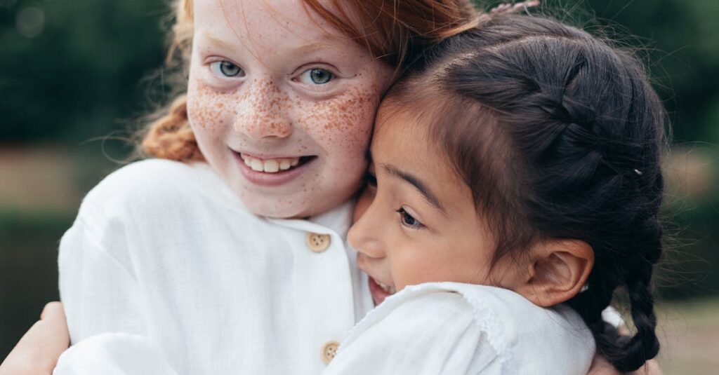 感情的なつながりで結ばれた双子の姉妹が支え合うアニメキャラクターの温かいシーン。