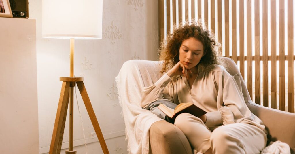 夜の部屋でやわらかく漫画を読む人のイラスト