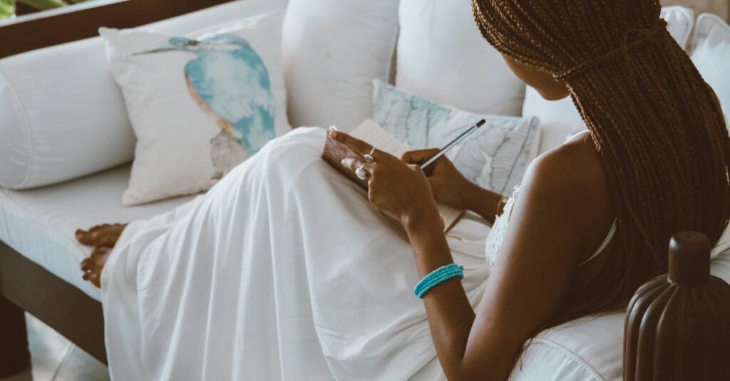 惹かれたものをノートに書き出しながら自分を見つめる女性の手元と横顔