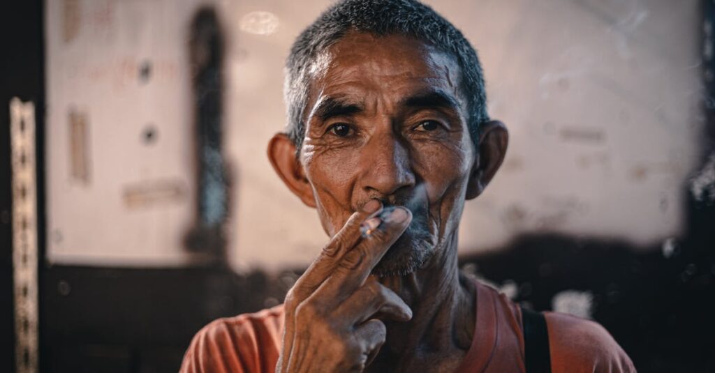 ライトノベルのキャラクターが独りで自分の気持ちと向き合いながら、静かな場所で物思いにふけるシーン。