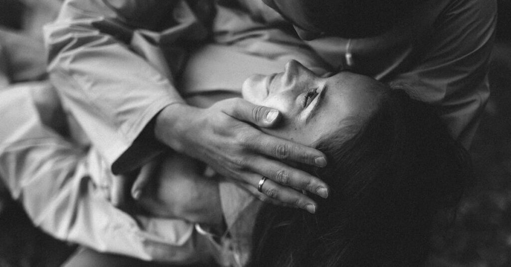 不安を抱えながらも大切な人のそばにいる決意をしたアニメキャラの静かな感動のシーン。