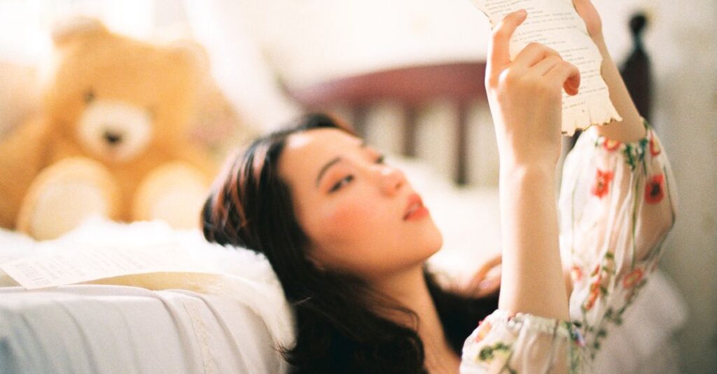 やわらかな光の中で手紙を読む人の水彩イラスト