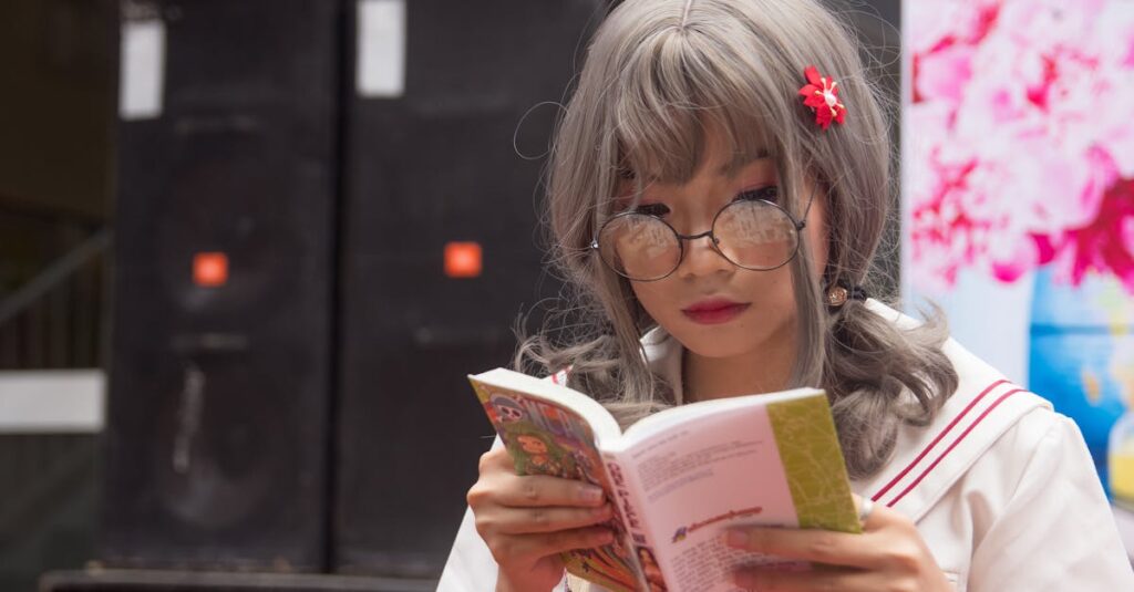 スマホでマンガを読んでいる手元と、カフェで読書する雰囲気が融合したイメージ画。