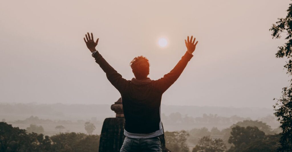 朝日の中で新しい旅を始める人のやわらかなイラスト