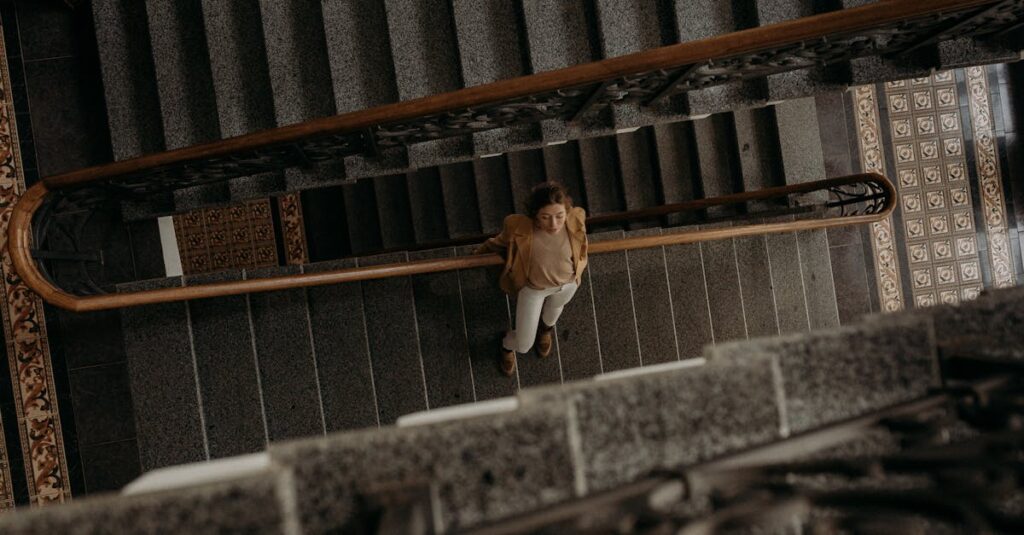 霧の森の分かれ道に立つ若い貴族の女性。小さなランタンを持ち、静かな決意のまなざしで前を見つめている。