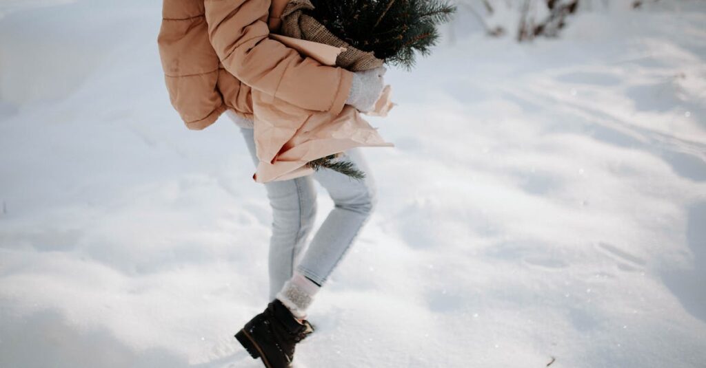 細い石畳の道をひとりで前に進む女性。背中に小さな荷物を背負いながら、振り返らずただ前を向いている。静かな気品がある。