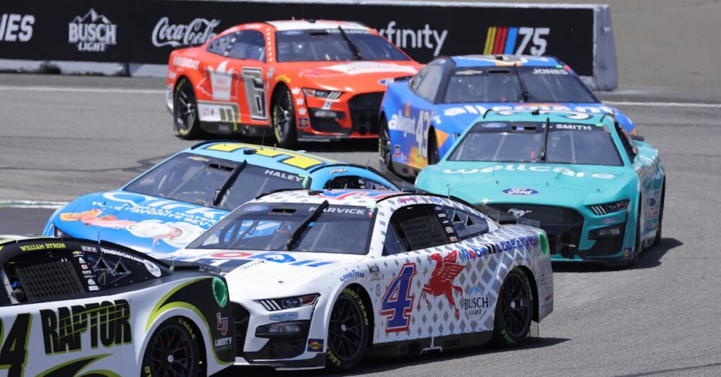 運命の分かれ道に立つアニメのキャラクターが、出会いと選択を前に立ち止まり決意する瞬間。