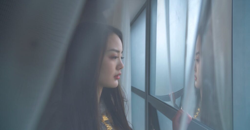 窓に映る自分を静かに見つめる女性。惹かれる気持ちは、自分を映す鏡。