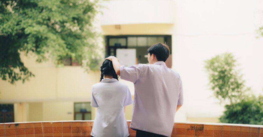 距離を縮めようとするふたりの高校生のやわらかなイラスト