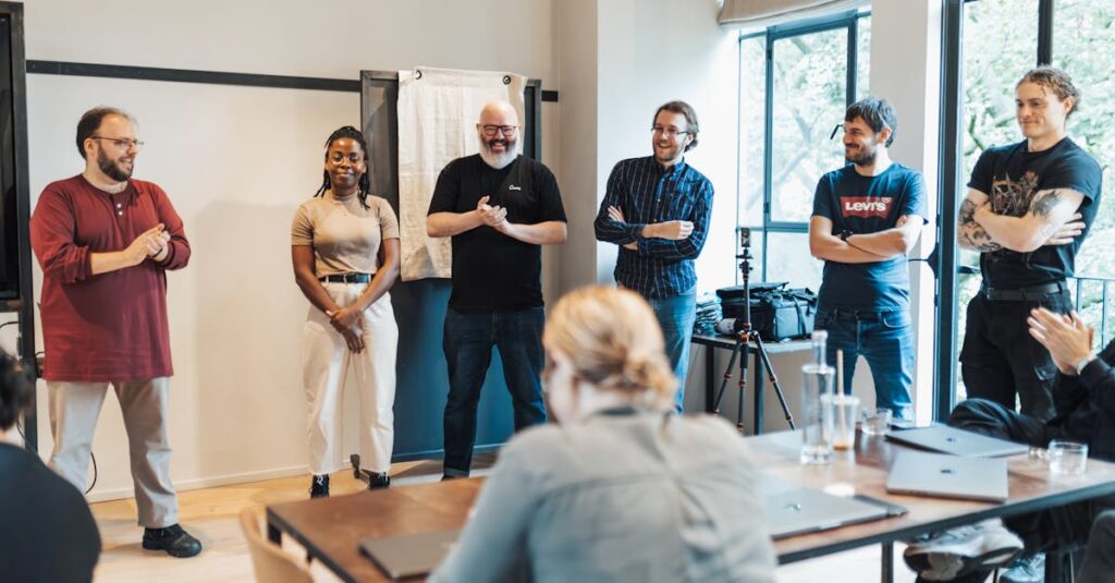 アニメ制作の打ち合わせ風景。スタッフが集まり企画を練っているイメージ。