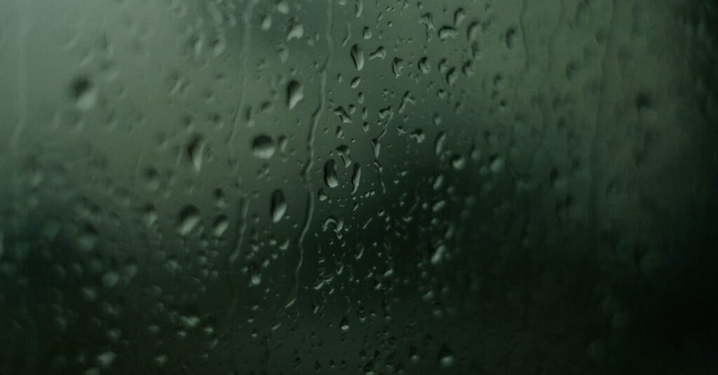 雨の教室、静かな漫画のワンシーン。言葉にならない感情が漂う校舎風景