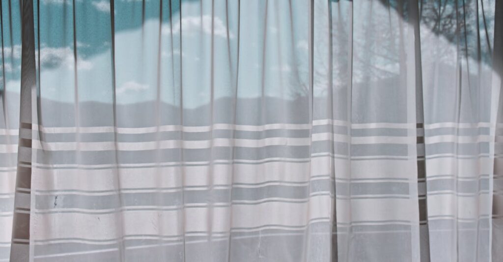 窓から光が差し込む穏やかな教室のイラスト