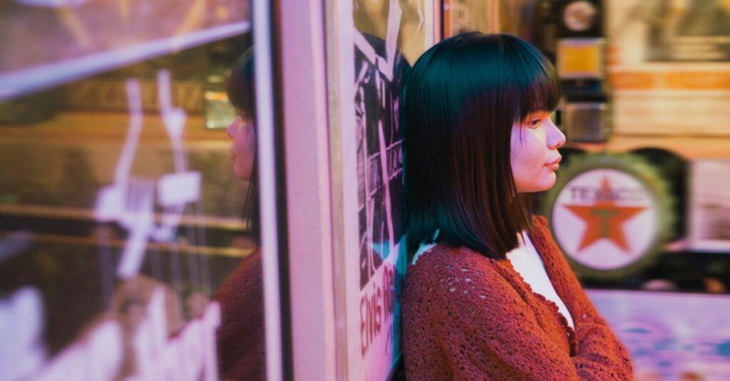 静かな音楽と光に包まれたアニメの感動的な場面