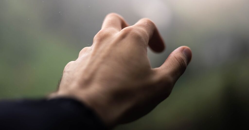 うしろからそっと袖を引く小さな手。ためらいながらも真剣な、その仕草のやさしさ。