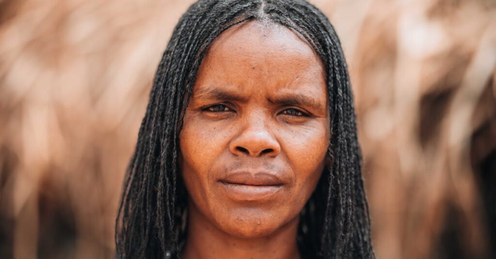 アニメキャラクターが静かに周囲を見守りながら仕事をこなす姿が描かれるシーン。