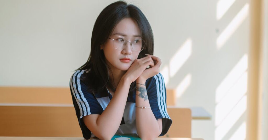 静かな青春漫画を読みながら考えるようすのイメージ