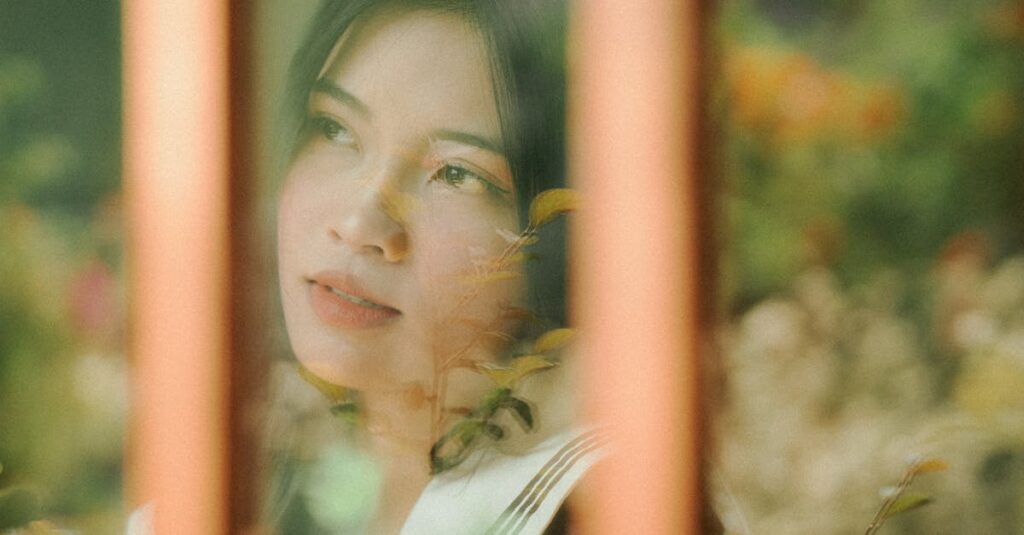 窓に映る自分を静かに見つめる女性。惹かれる気持ちは、自分を映す鏡。