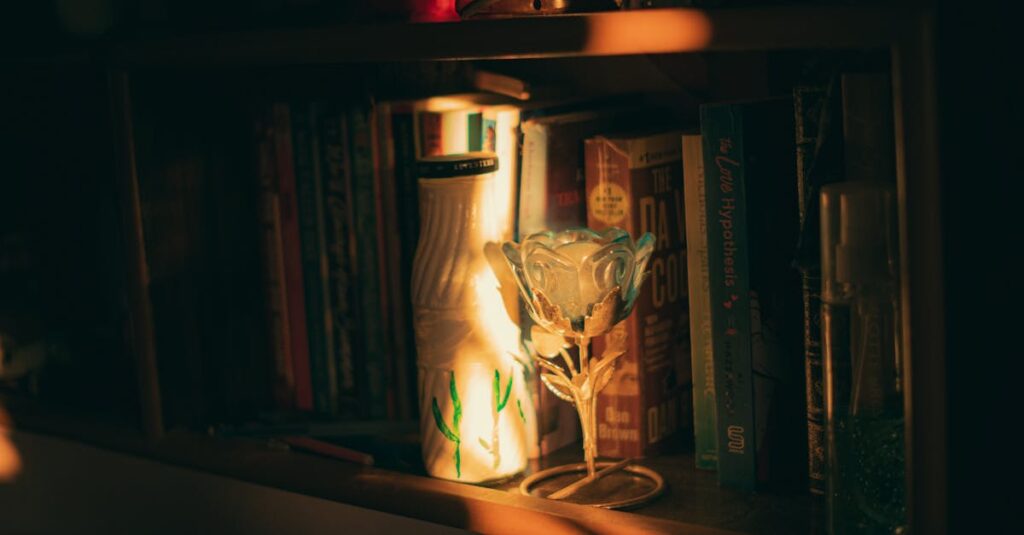 夜の温かな光の中で漫画を読むやすらぎのイラスト