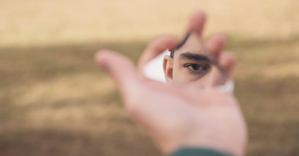 アニメキャラクターが星空を背景に自分の内面を見つめ直している感動的なビジュアル。