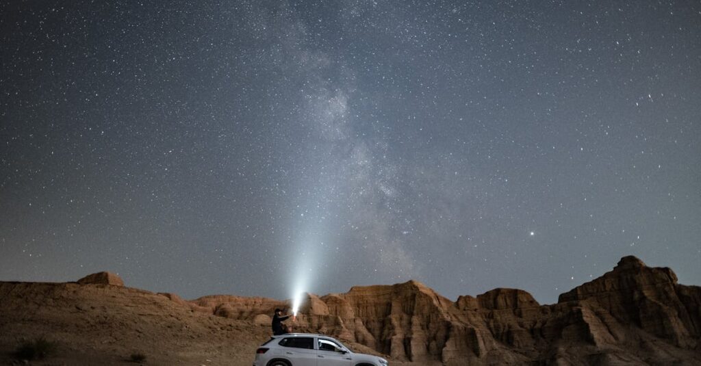 星空を見上げながら共鳴を感じる人の水彩イラスト