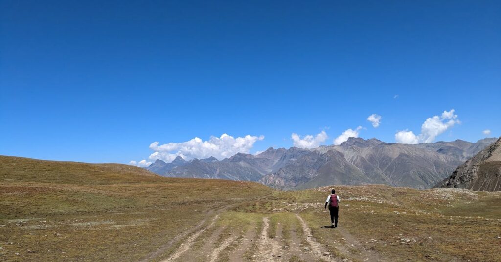 アニメキャラが追放されたあと、一人で前を向いて歩き始める姿が描かれる場面。