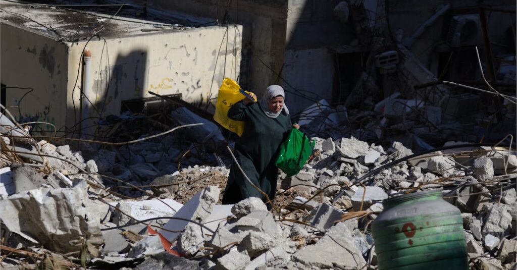 過去の傷や記憶を静かに受け入れ、前を向いて生きることを決意したアニメ女性キャラの強さを感じる表情。