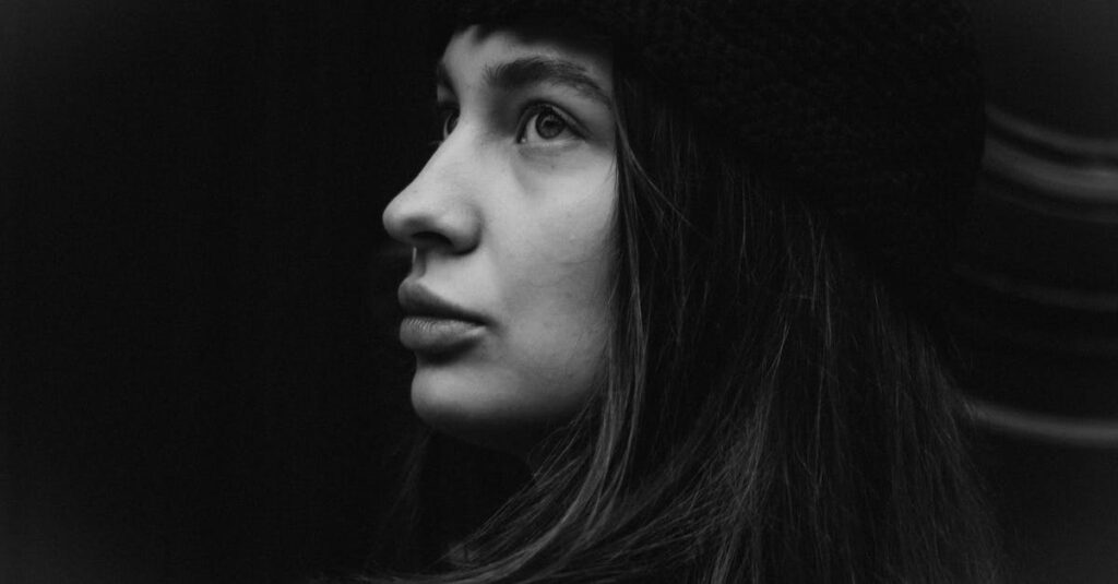 感情が伝わる静かな漫画コマのイラスト