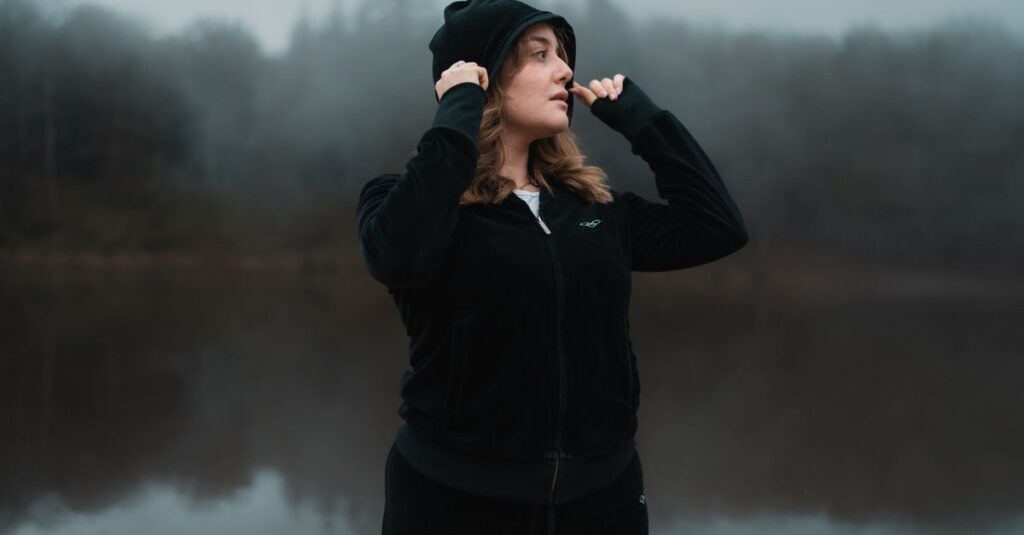 霧の森の分かれ道に立つ若い貴族の女性。小さなランタンを持ち、静かな決意のまなざしで前を見つめている。