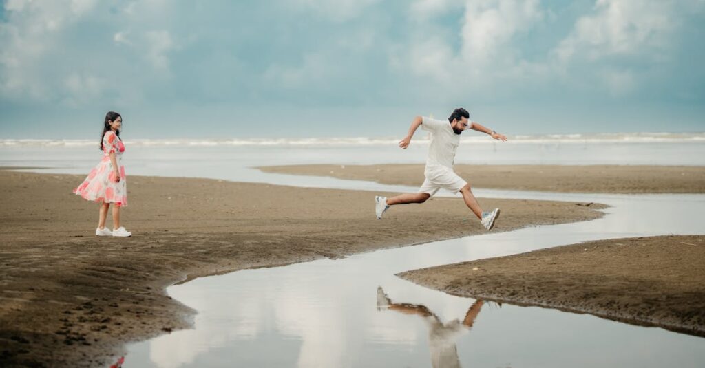 高校生たちが夏の海で笑いあう青春ラブコメのワンシーン
