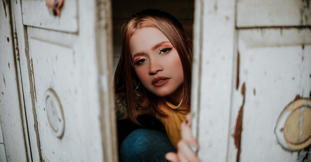 アニメのキャラクターが心の奥にある扉を見つけ、新たな自己と向き合う決意をする幻想的なシーン。