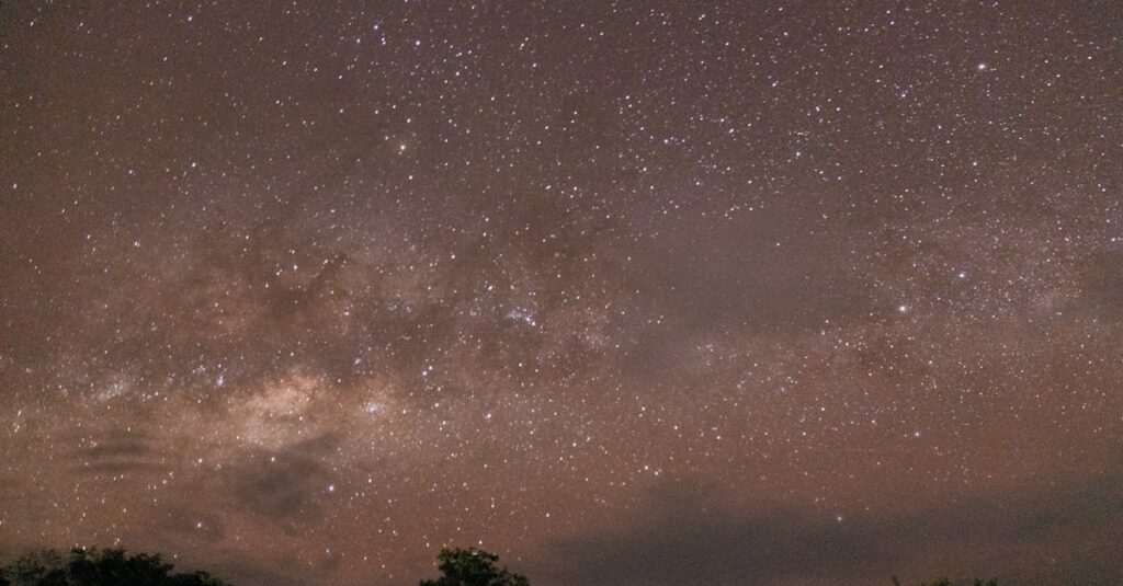 星空を見上げながら共鳴を感じる人の水彩イラスト