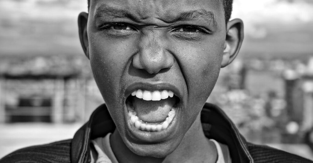 アニメの登場人物が深い名言を語るシーンで、BGMと演出が感情を引き立てている場面。