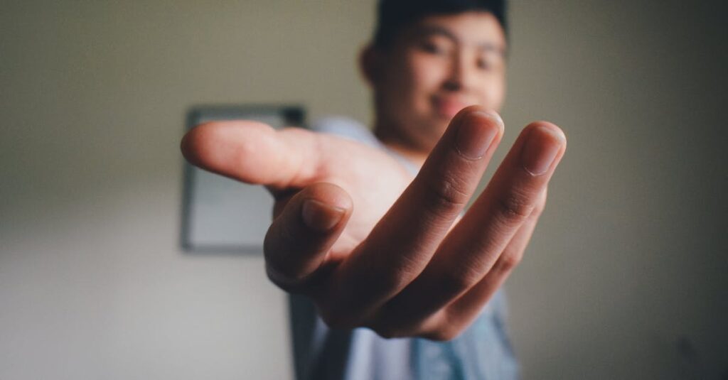 静かに手を差し伸べる人。完璧じゃないから、届く優しさ。