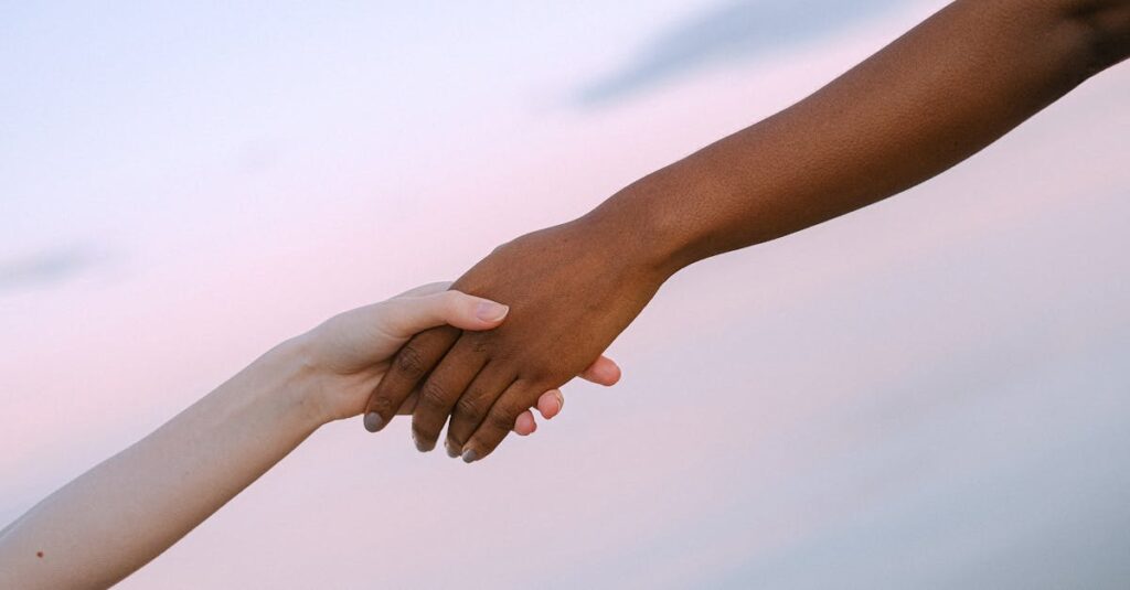 アニメキャラたちが信頼でつながった仲間として旅を続けている温かなシーン。