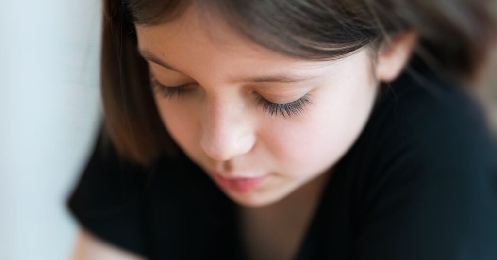 感情を抱えながら、静かに前を見つめる女性。嫉妬は、好きという気持ちの裏返しかもしれない。