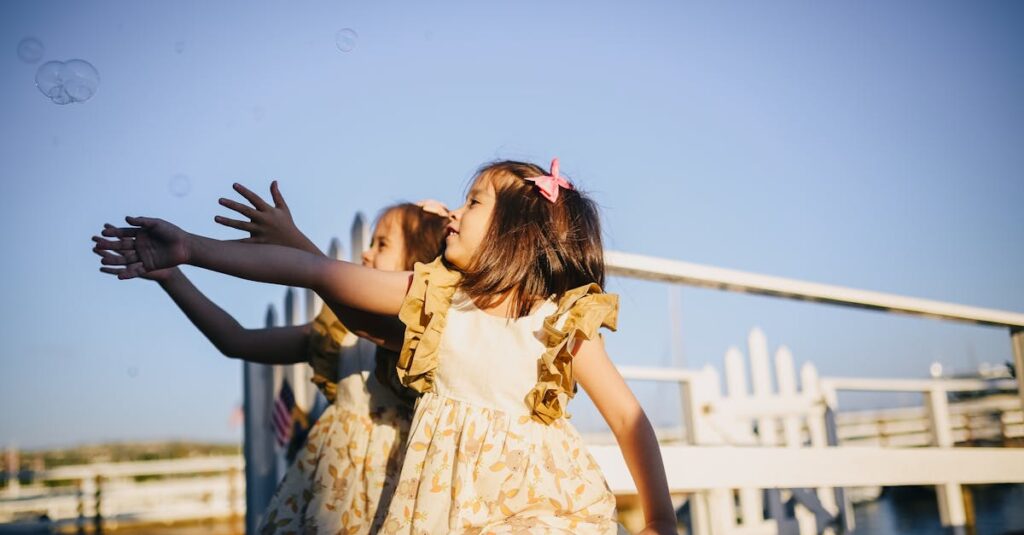 鏡のように性格が対照的な双子の姉妹が互いを理解し合い支え合うアニメの心温まるシーン。