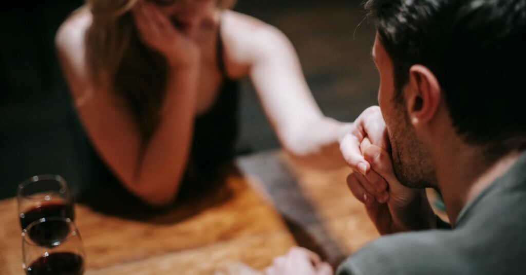 沈黙の中で寄り添うふたりのやわらかなイラスト