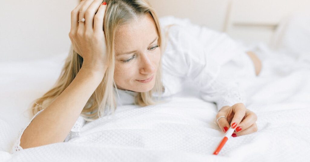 貴族の女性が深く思い悩みながらも優しい決断を下すアニメシーン。