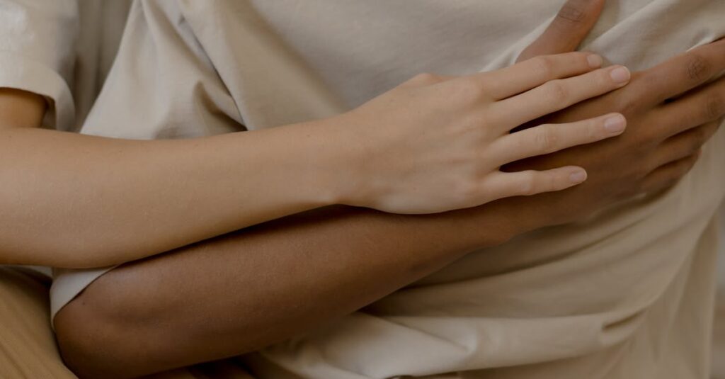 静かに寄り添う二人。言葉より先に伝わる、不器用な優しさ。