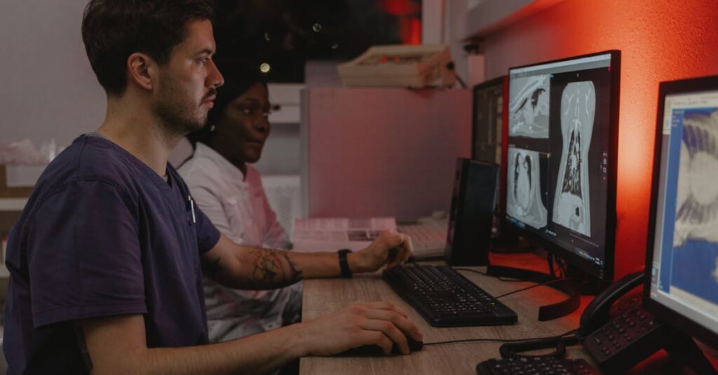 万能なのに評価されず悩むアニメの男性キャラが、仲間の中で地味な立ち位置にいるジレンマを抱えているシーン。