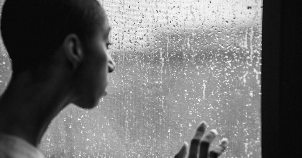 雨の教室、静かな漫画のワンシーン。言葉にならない感情が漂う校舎風景