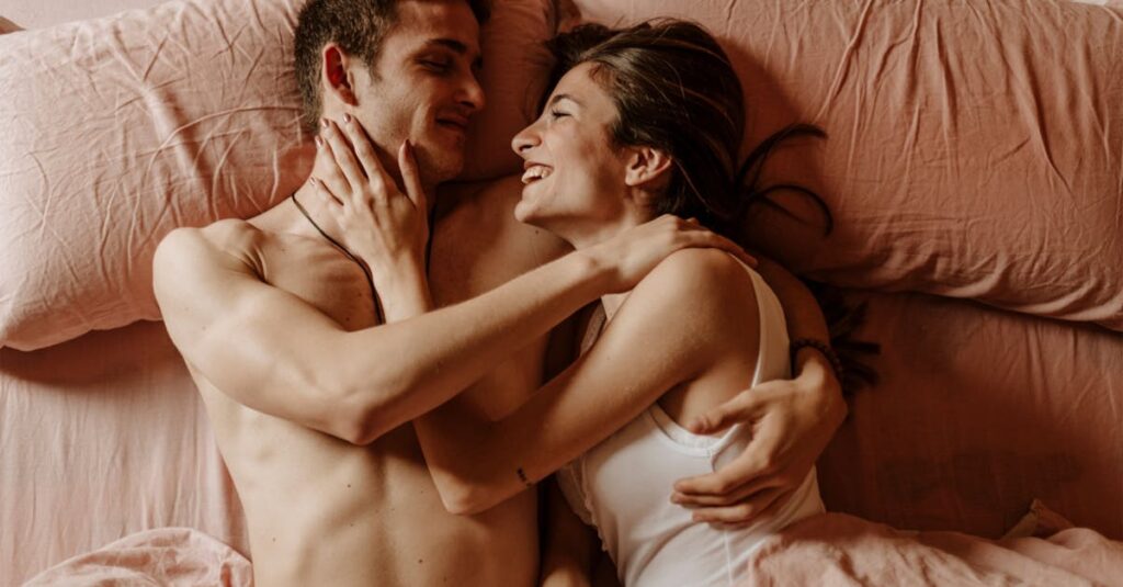 静かに信頼でつながるふたりの人のイラスト